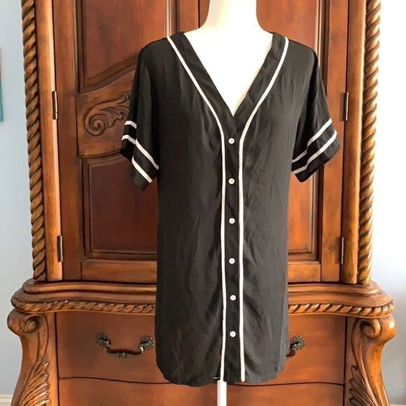 Forever 21 black and white tunic- size S - Picture 1 of 6